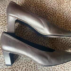 Stuart Weitzman women shoes 11 narrow molted gold -